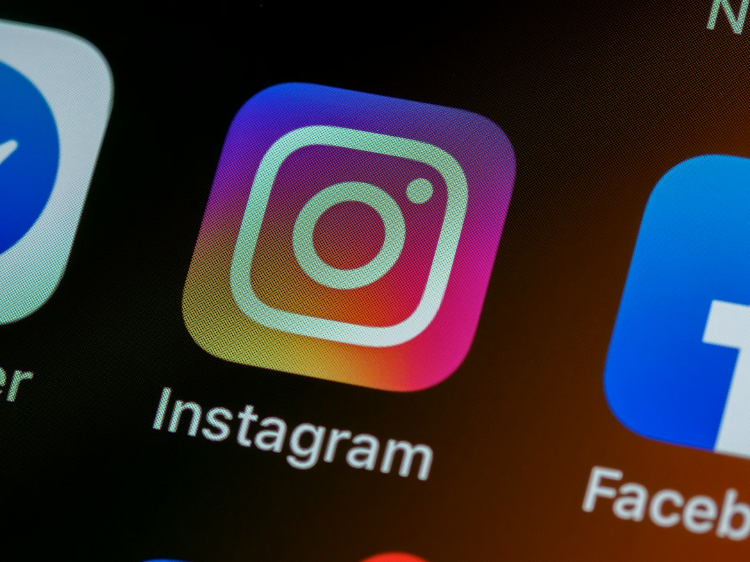 Tela de smartphone com ícone do Instagram representando segurança da conta