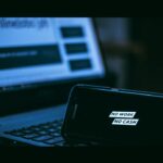 Wi-Fi público é perigoso? Como usar internet fora de casa com mais segurança Notebook em mesa representando cuidados ao usar redes Wi-Fi públicas