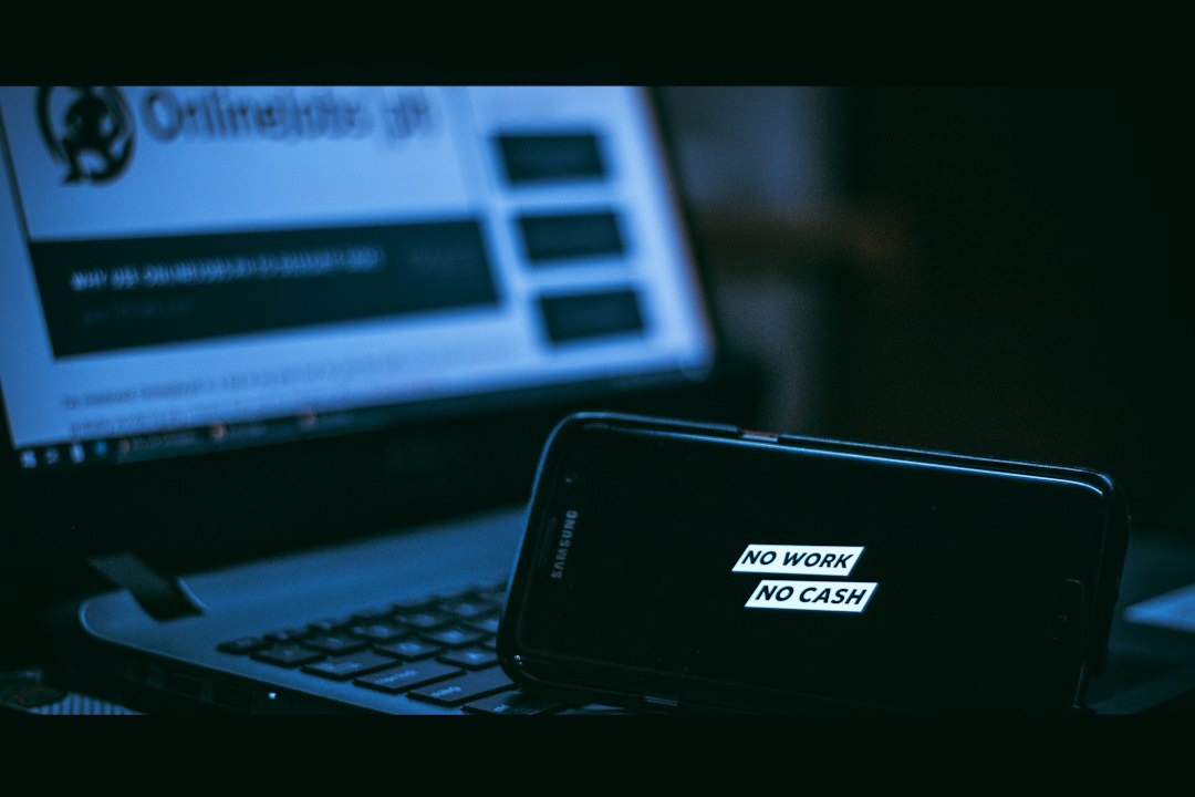 Notebook em mesa representando cuidados ao usar redes Wi-Fi públicas
